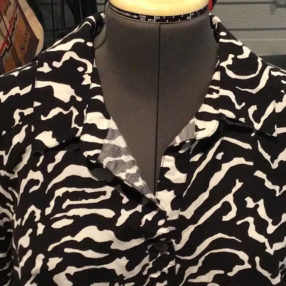 Black & White Blouse - Picture 2 of 8